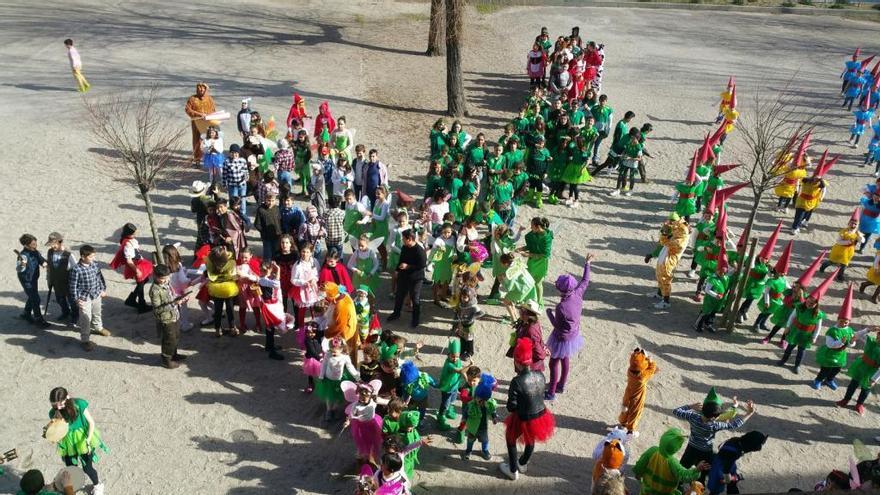 Los niños acudieron disfrazados al cole.