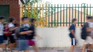Alumnes arribant a un centre educatiu, en una imatge d’arxiu.