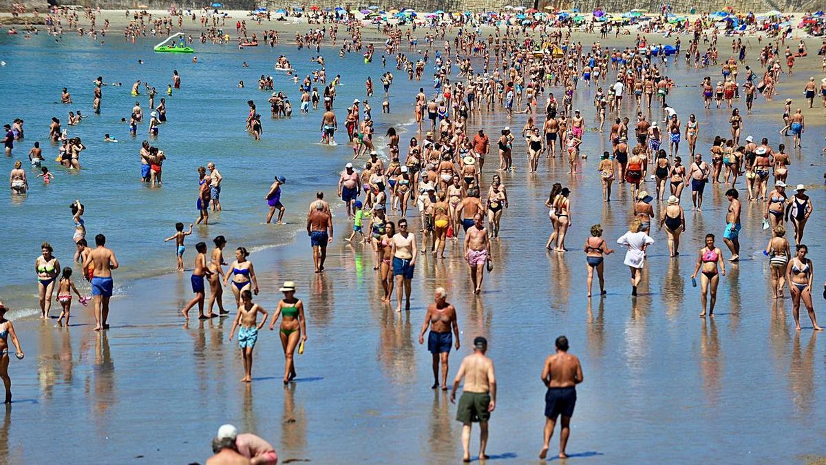 La playa de Silgar, repleta de bañistas, en el pasado mes de julio.