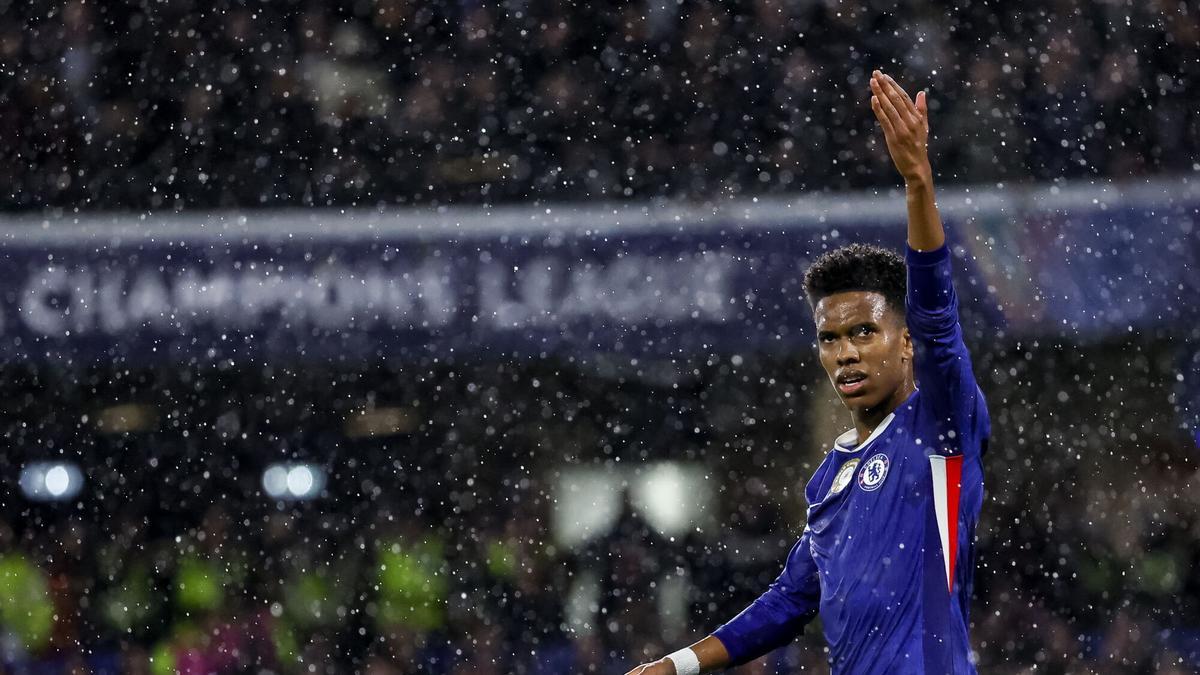 Estevao celebra un gol con la camiseta del Chelsea en la Champions en Stamford Bridge.