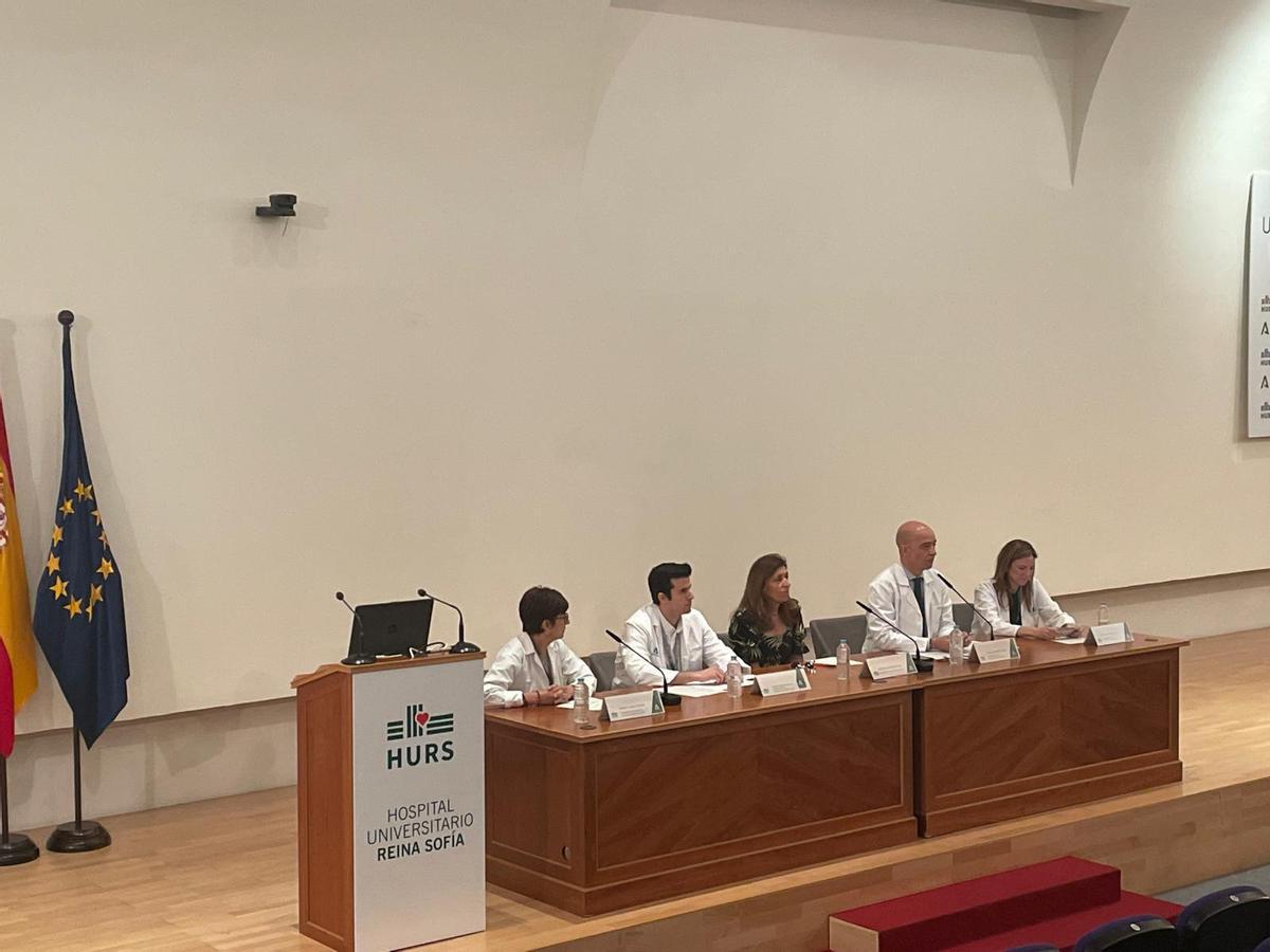 Autoridades y responsables en la bienvenida de residentes 2025 al hospital Reina Sofía de Córdoba.
