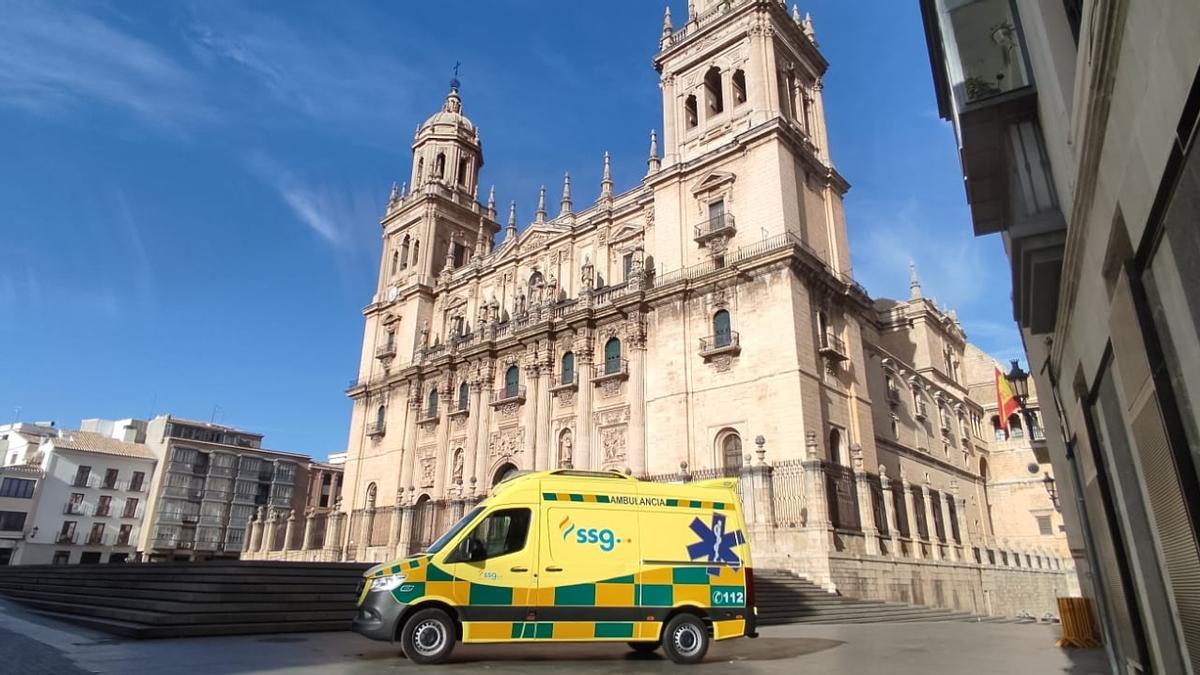 Una ambulancia de SSG, delante de la catedral de Jaén.