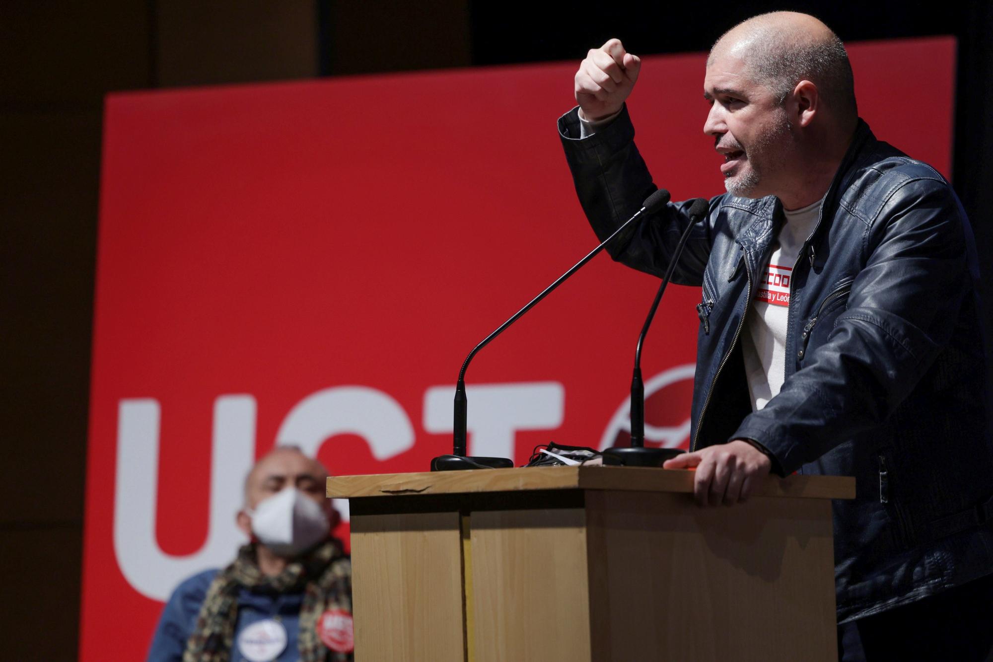 Unai Sordo (CCOO), observado por Pepe Álvarez (UGT), durante su intervención este martes en una asamblea en Valladolid