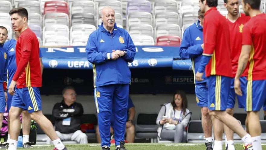 Vicente del Bosque, en el centro, dirige el entrenamiento vespertino celebrado ayer por la selección en el estadio de Toulouse. // Reuters