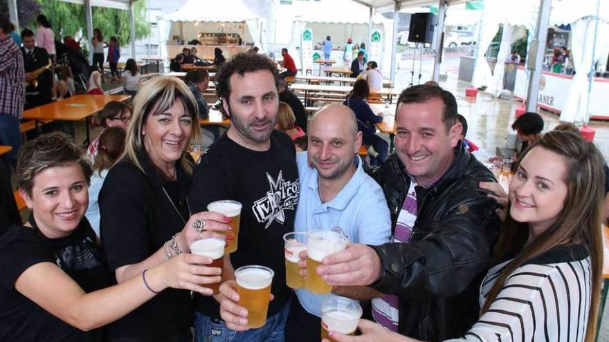 Los organizadores brindan poco después de la inauguración del festival.