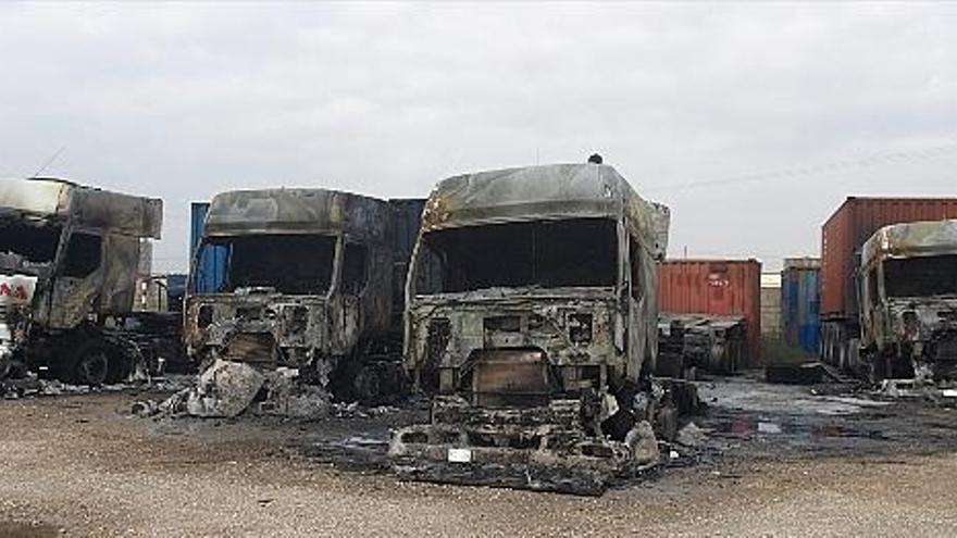 Imagen de los tres camiones que resultaron más afectados por las llamas el pasado sábado.