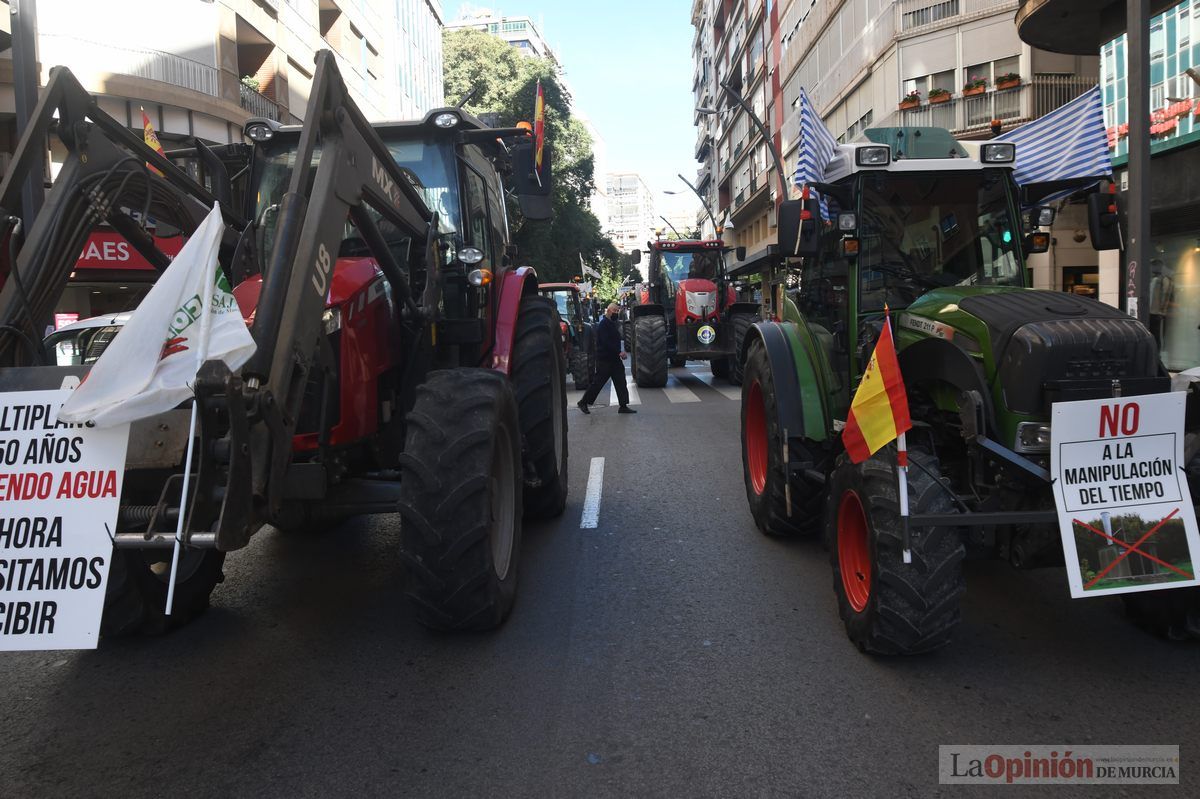 Miles de agricultores y ganaderos toman las calles de Murcia