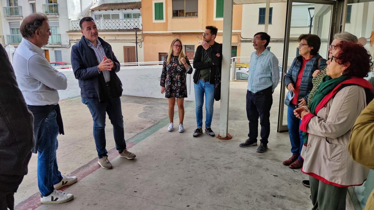 El teniente de alcalde de Movilidad, Francesc Dalmau, se reunió con vecinos de la zona.