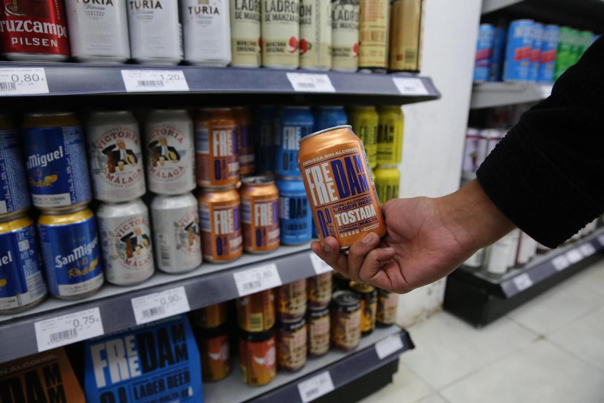 Un cliente compra cerveza sin alcohol en un supermercado