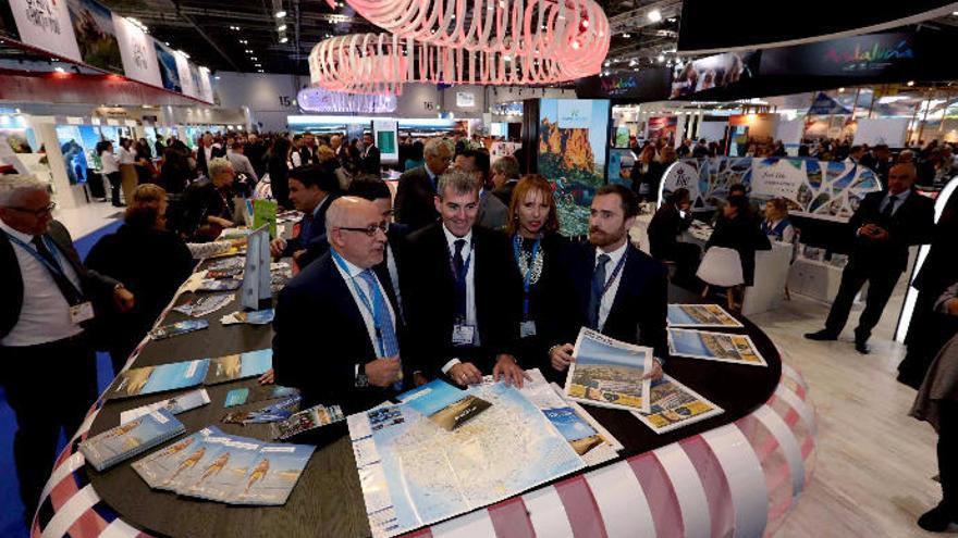 El presidente Clavijo junto a Antonio Morales este lunes en la Feria de Turismo de Londres.