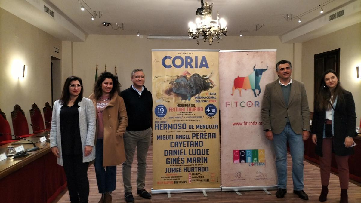 El gerente de la empresa y el alcalde, junto a personal de la organización, esta mañana, en la presentación de la feria.