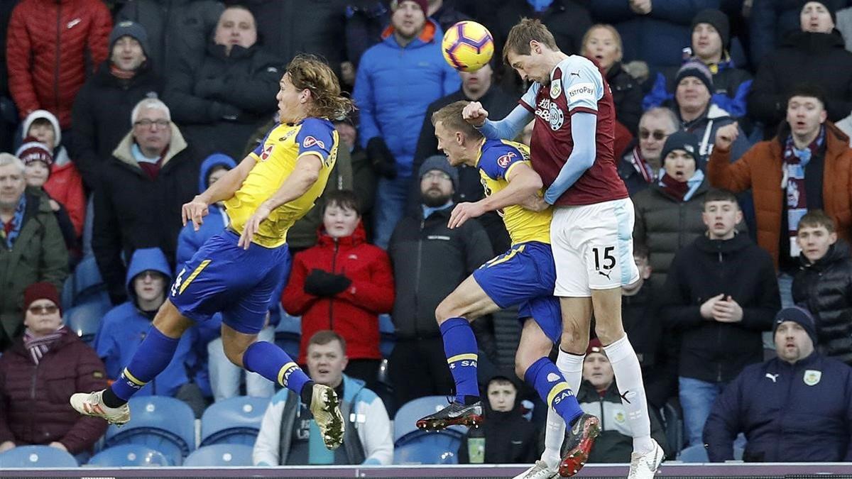 Peter Crouch en la imagen rematando de cabeza, vuelve a la Premier con 38 años en el Burnley