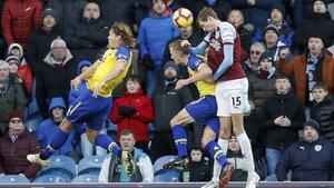 lmendiola46804409 burnley s peter crouch  right  heads the ball during the eng190209193431