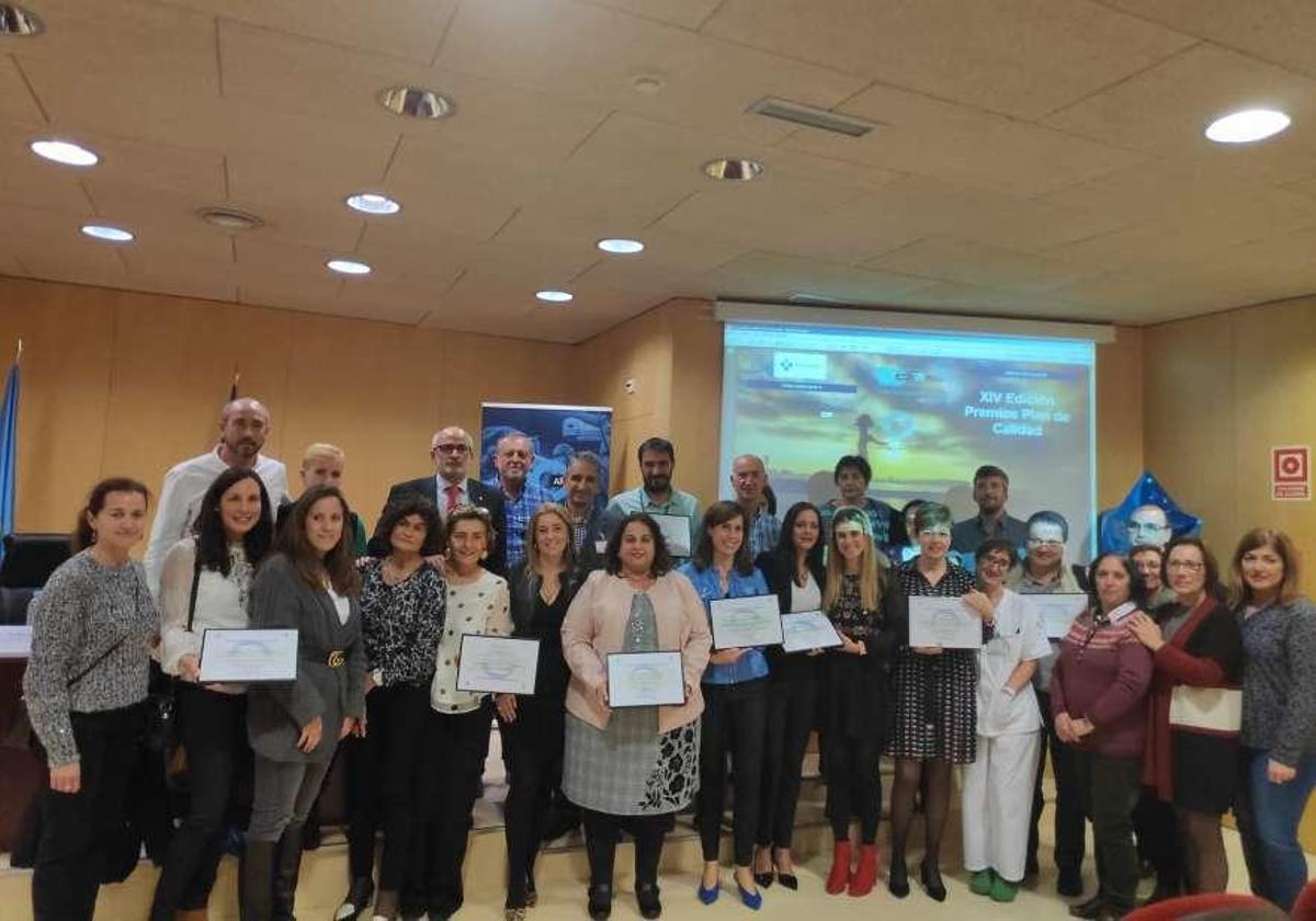 Los galardonados con los premios "Plan de Calidad" del área sanitaria gijonesa, ayer, en el Hospital de Cabueñes.