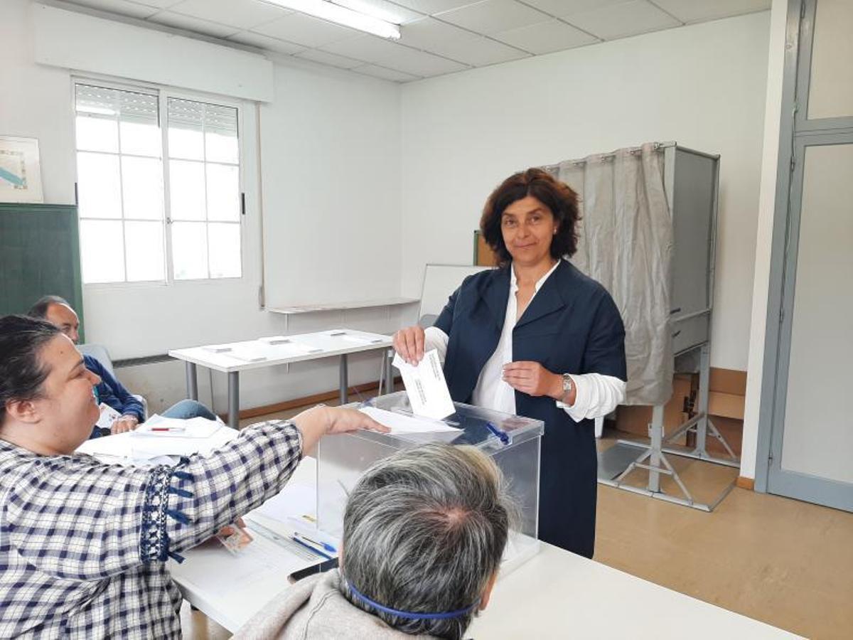 Elena Estévez, del PP, deposita su voto en Sanamedio. |   // FDV