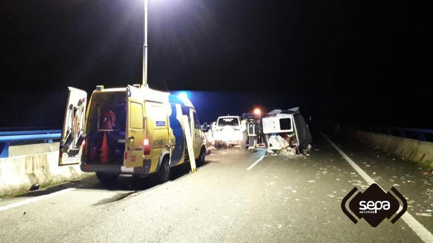 Cinco heridos en un accidente de  tráfico en la Autovía del Cantábrico en Llanes