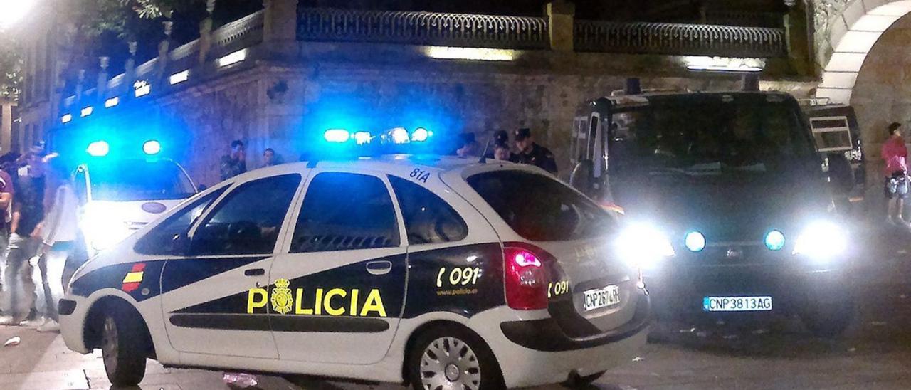 Una patrulla policial interviene en una pelea en el casco histórico de Pontevedra. |   // FARO