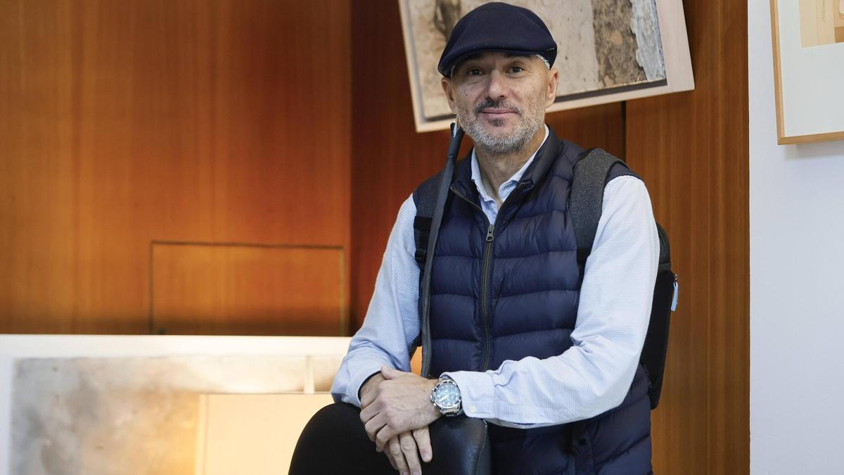 Kiko Palmer posa para esta entrevista en el despacho de su bufete de abogados, con el dispositivo que lleva conectado en el cuero cabelludo.