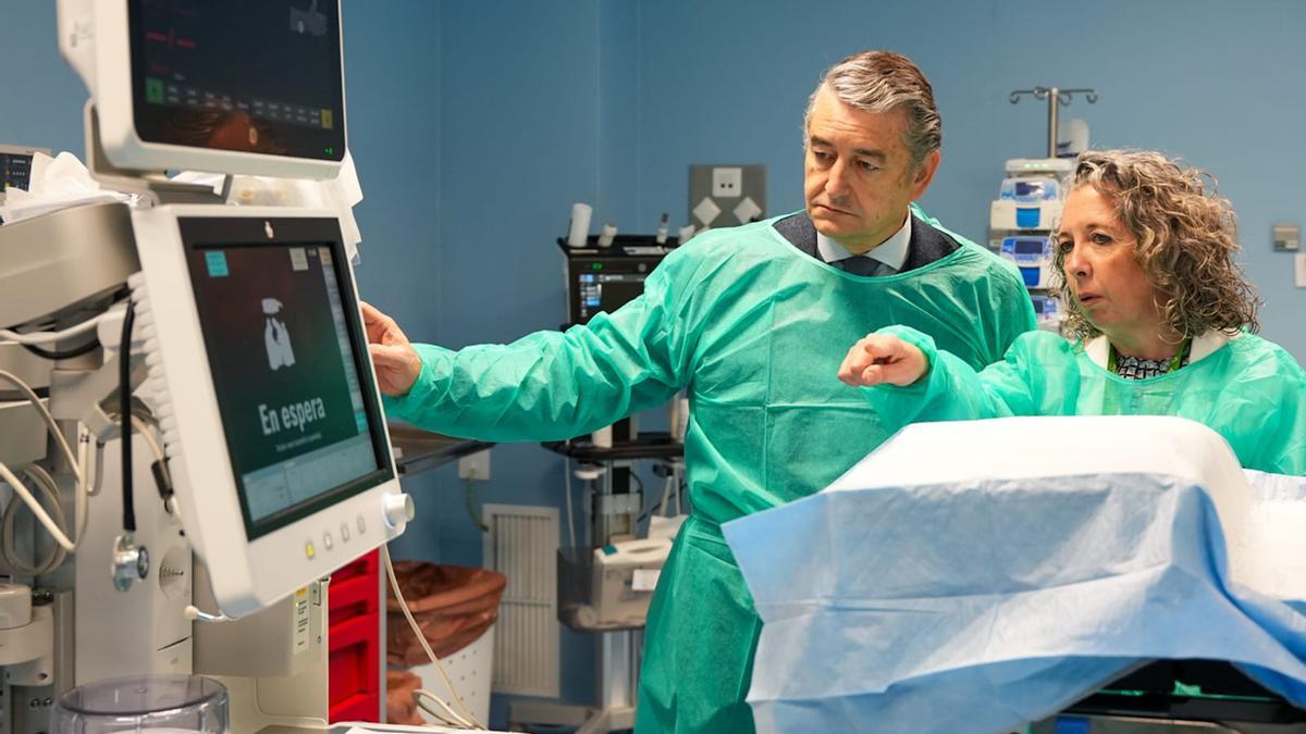 El consejero Antonio Sanz en los nuevos quirófanos del Hospital de Valme