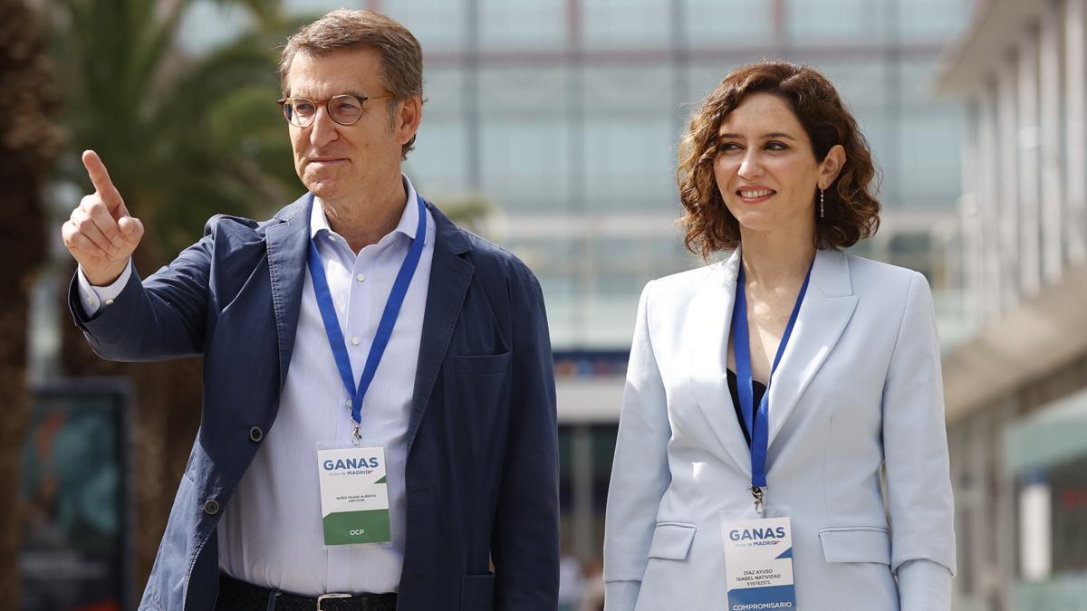 Ayuso reúne a su nuevo Comité Ejecutivo Autonómico. En la foto, Alberto Núñez Feijóo e Isabel Díaz Ayuso.