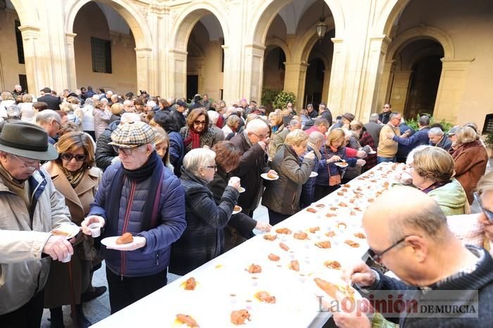 Reparto de boniatos en el Palacio Episcopal por San Fulgencio