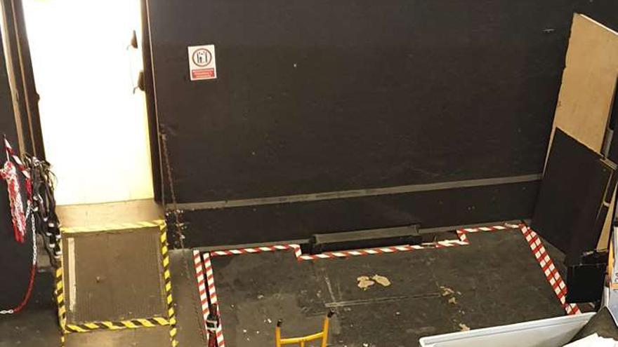 .Plataforma Montacargas (delimitada con franjas blancas y rojas).