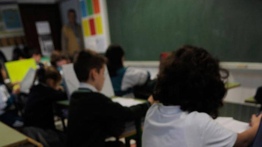 Alumnos de un colegio coruñés en un examen.