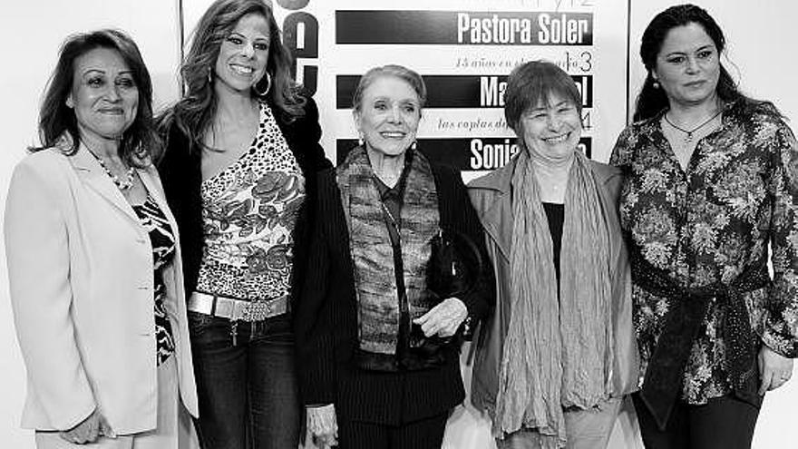 Por la izquierda, Sonia Fausto, Pastora Soler, María Dolores Pradera, Mora Apreda y María Vidal.