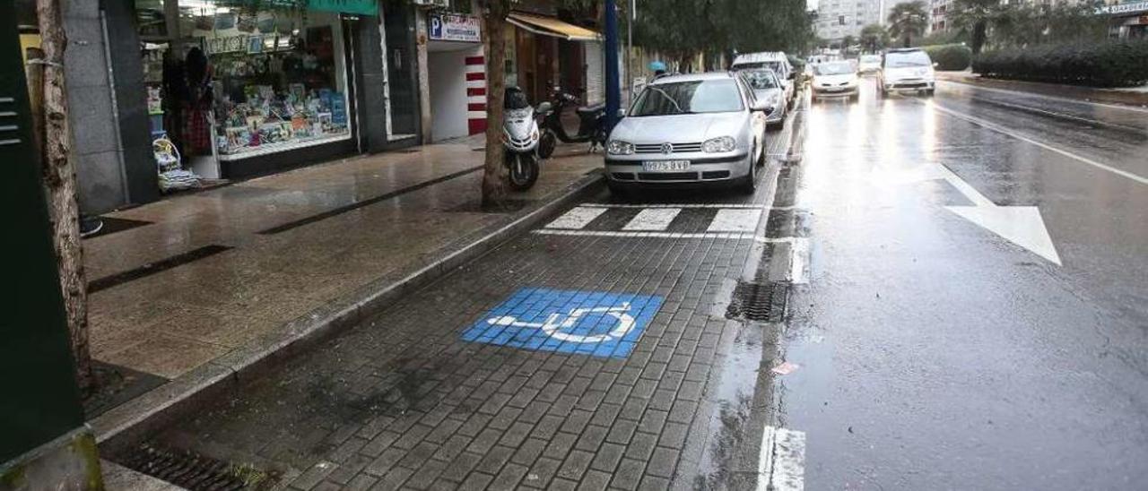 Una de las 700 plazas de aparcamiento de la ciudad para personas con movilidad reducida. // A. Irago