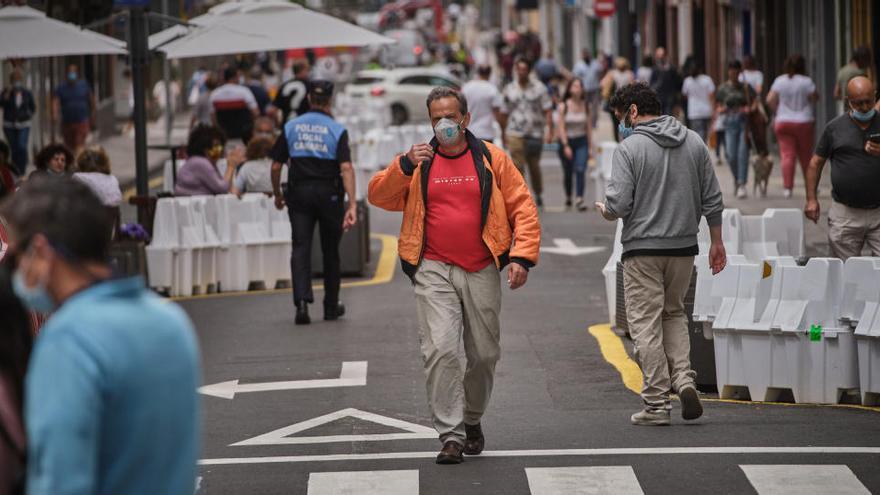 Ciudadanos transitan por La Laguna