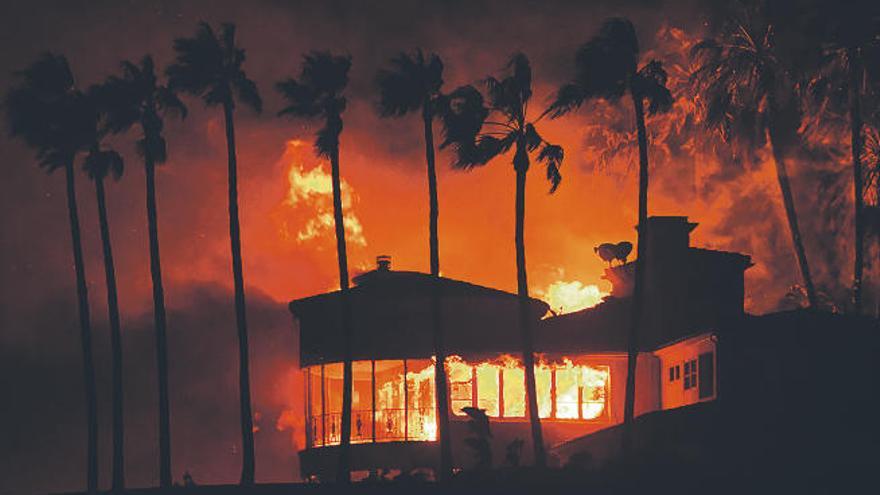 El fuego más destructivo de la historia de California deja nueve muertos