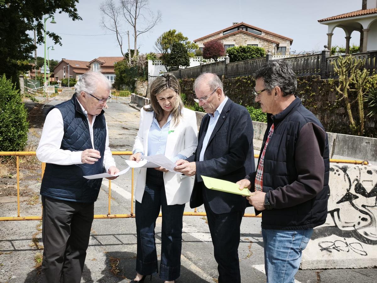 La diputada y el alcalde con técnicos provinciales en la carretera dañada.