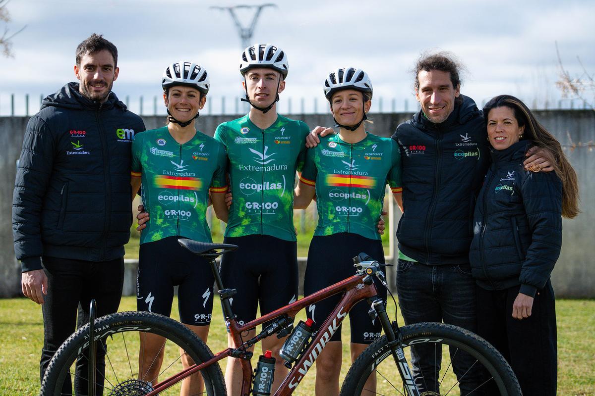 Técnicos y ciclistas del Extremadura-Ecopilas.