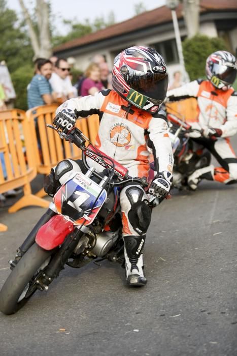 Exhibición de motociclismo en la Feria de Muestras de Asturias