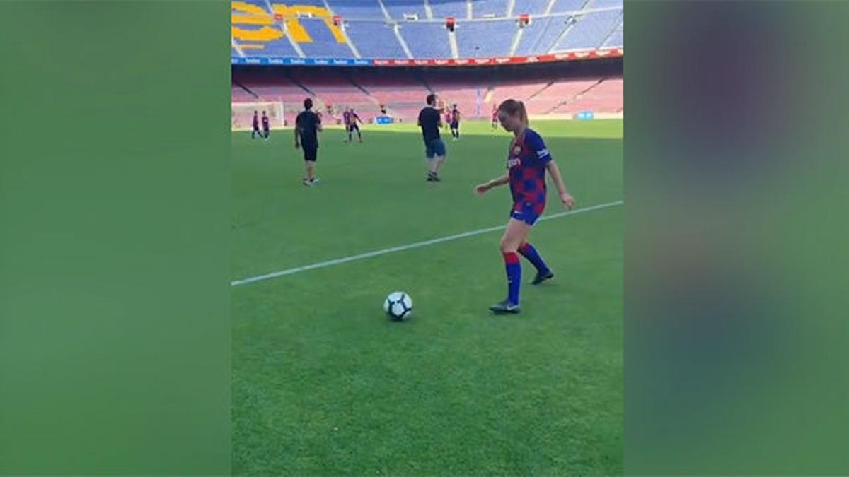 La cantante Olga Buzova se vista de azulgrana y juega en el Camp Nou