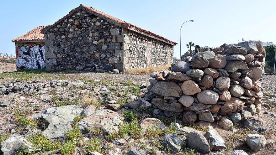 Vista de una vivienda junto a la que se ha localizado el yacimiento arqueológico en La Maleza-El Veril.