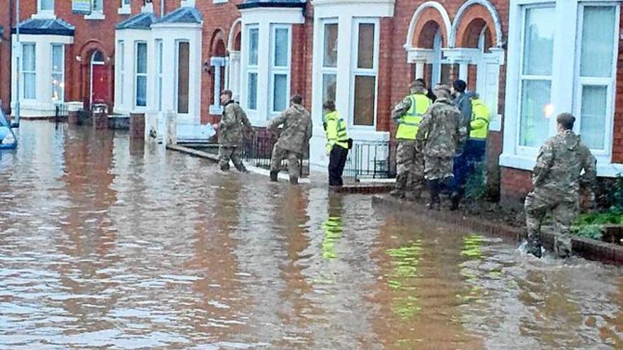 Centenarsd&#039;evacuats al Regne Unit per inundacions