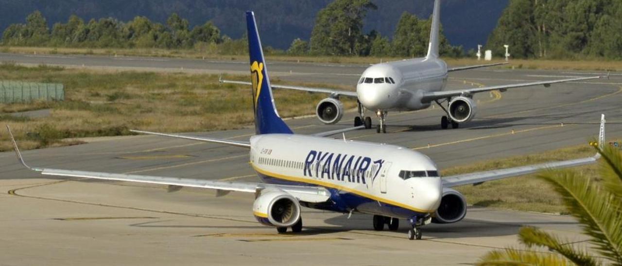 Un avión de Ryanair en el aeropuerto de Vigo