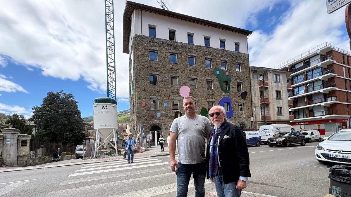 David Álvarez y Emilio Llano con el Hotel Truita a la espalda.