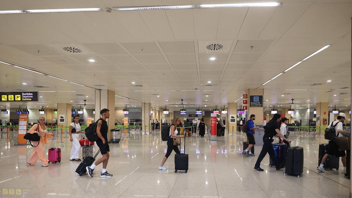 Interior de l'aeroport d'Eivissa