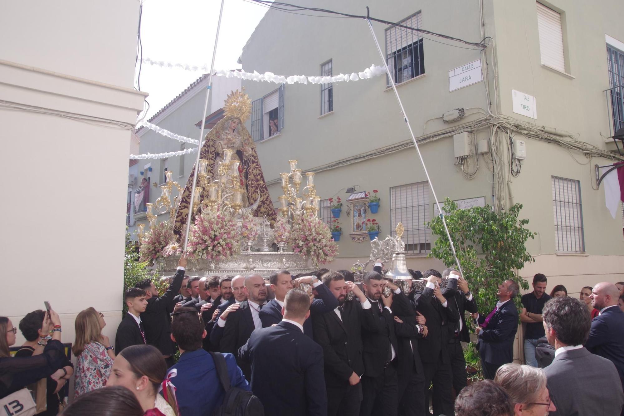 Procesión de la Virgen de la Trinidad por su barrio y con motivo de su festividad

