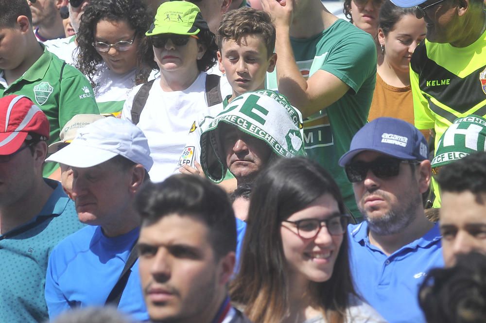 Unos mil aficionados ven el triunfo del Elche en pantalla gigante junto al estadio Martínez Valero