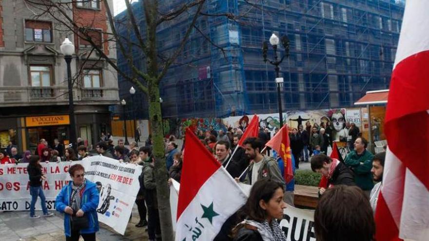 Manifestantes ayer en la plaza del Parchís.