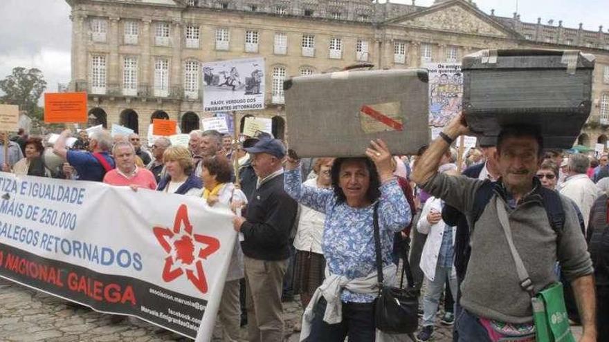 Protesta en Santiago de los emigrantes retornados con pensiones del exterior. // Xoán Álvarez