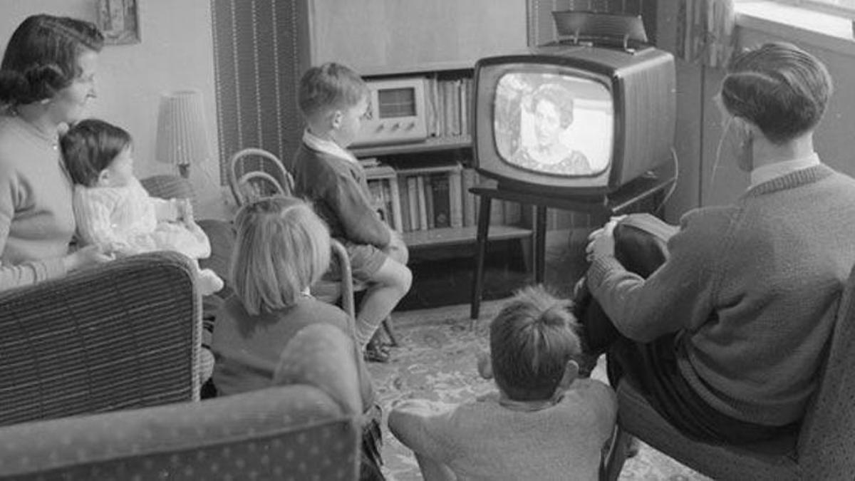 Una familia viendo la televisión en el pasado.