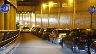 Vigo cuelga el cartel de 'completo': colapso en los accesos, coches aparcados en el túnel de Beiramar y autobuses atrapados