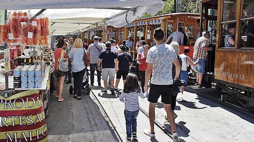 Imagen del mercadillo de SÃ³ller, ubicado a pocos metros de las vÃ­as del tranvÃ­a.