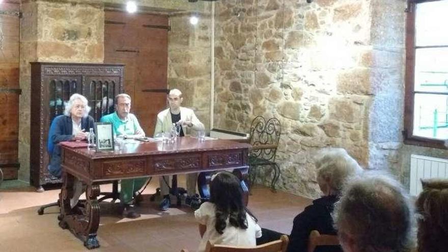 Pereira, Araguas y Yáñez, ayer, presentando &quot;Olga&quot; en Neda.