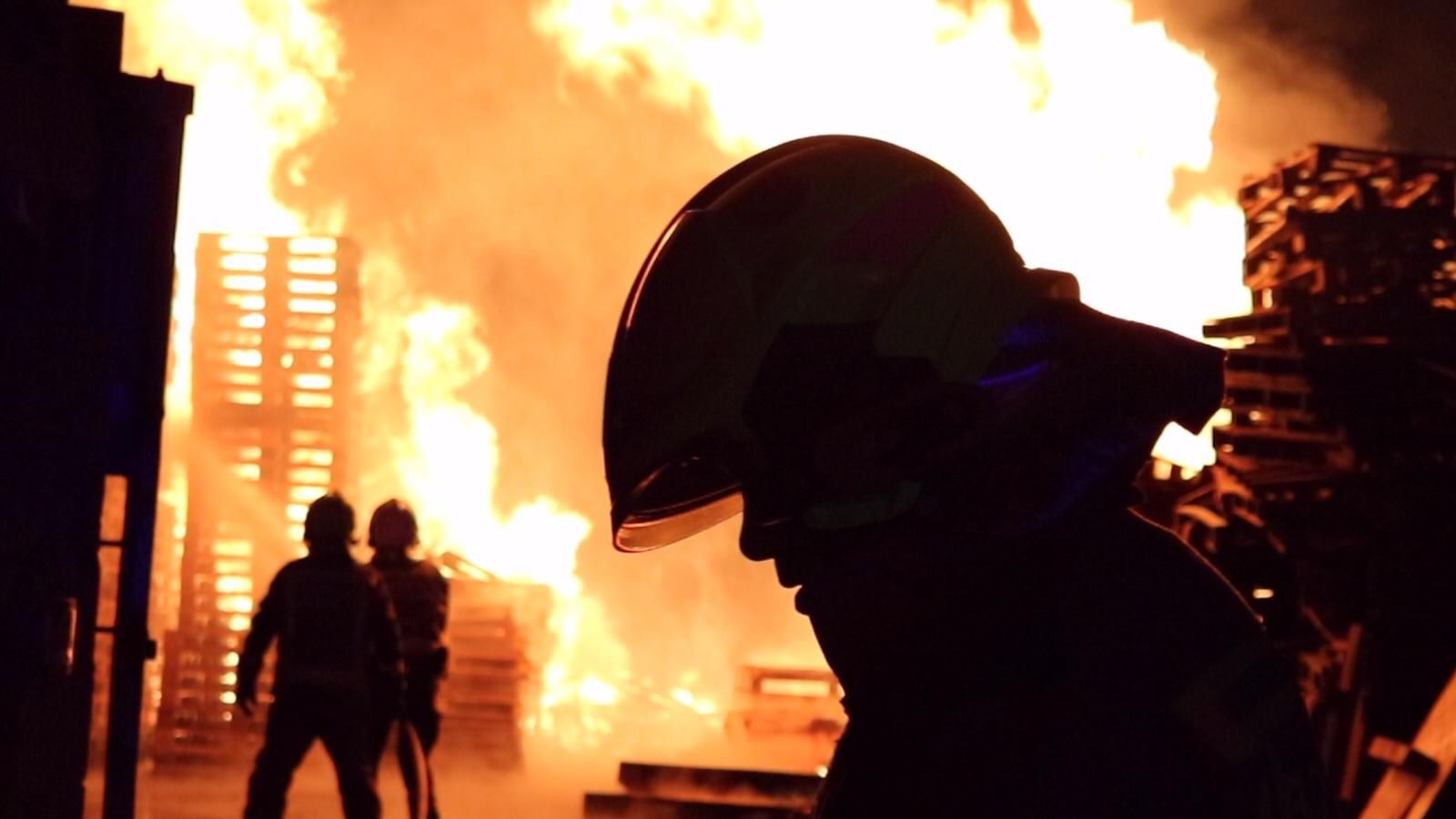 Arde una empresa de palets de madera en la Cañada del Fenollar