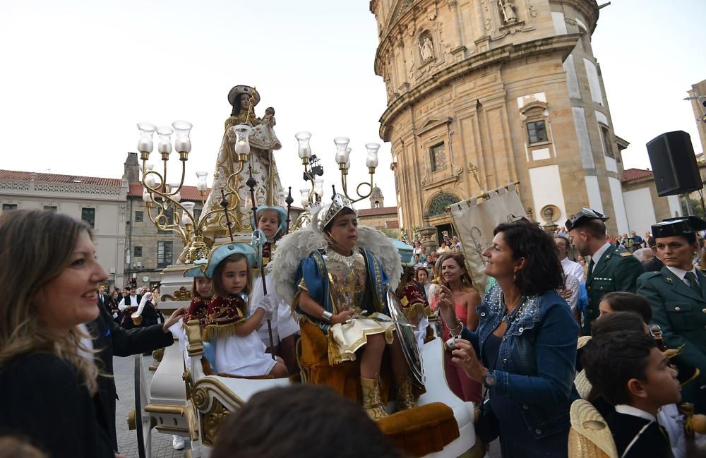 La imagen de la patrona de la provincia recorrió las calles del centro arropada por cientos de personas.